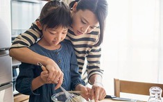 Chi 75 triệu thuê bảo mẫu nước ngoài, nuôi con gái 5 tuổi, bị cho "phung phí, sính ngoại", bà mẹ 9x Hà Nội nói gì?