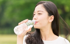 Nước ở nhiệt độ phòng hay nước lạnh tốt cho sức khỏe hơn?