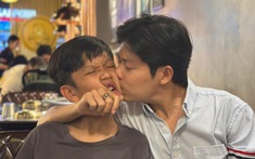 Chẳng mấy khi hot dad tải app hi88 thể hiện cảm với con trai đến cỡ này, mà sao biểu cảm của bé Pu lại có vẻ "khó chịu vô cùng"