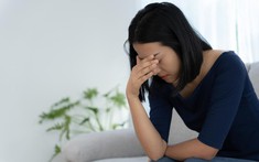 Con gái mới hơn 1 tuổi bỗng bỏ ăn, rối loạn tiêu hóa liên miên, tôi bần thần khi phát hiện ra việc bố chồng lén lút làm với hộp sữa của cháu