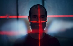 Lần đầu tiên, các nhà khoa học bắn được tia laser xuyên qua đầu một người đàn ông, và ông ấy vẫn còn sống