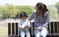 Bố chồng rất thương cháu gái nhưng sẵn sàng vác roi ra đánh cháu trai mới lên 5, lý do ông đưa ra khiến tôi cạn lời