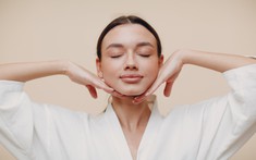 Yoga mặt: Bí quyết trẻ hóa tự nhiên hay chỉ là trào lưu nhất thời? Chuyên gia đưa ra gợi ý cho người không muốn thẩm mỹ