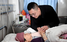 Tôi về nhà giữa đêm, thấy mẹ nằm co ro một mình còn vợ tôi "biến mất", gọi điện cho cô ấy thì nhận được câu trả lời sốc ngang hông