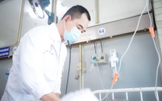 Khẩn trương mổ xuyên đêm cứu bệnh nhân bị đa chấn thương trong vụ sập nhà do mưa lớn, gây tử vong 2 bà cháu