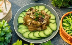 Cho 3 chiếc đùi gà vào nồi cơm điện, nấu "nhàn tênh", 20 phút sau pha nước sốt rưới lên hi88 gg có món ăn cực ngon miệng
