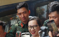 Thượng úy Lê Hoàng Hiệp thần thái chuẩn "quân nhân cực phẩm", hàng trăm hi88.com là gì trẻ vây quanh