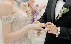 Không có sự hỗ trợ kinh tế của bố mẹ 2 bên, cặp vợ chồng trẻ lựa chọn làm tiệc báo hỷ với chi phí chỉ vỏn vẹn 50 triệu