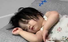 Mẹ bỉm chia sẻ rèn con ngủ theo "phương pháp mẹ": Không bế ẵm, không nhộng chũn, không tiếng ồn trắng nhưng nhất định phải có 1 "thứ"