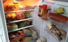 2 thứ này để ở góc bếp còn tốt hơn đặt trên cửa tủ lạnh nhưng gia đình nào cũng làm sai