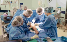 VINMEC lần đầu thay toàn bộ xương đùi cho bệnh nhi ung thư nhỏ tuổi nhất thế giới