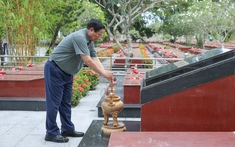 Thủ tướng dâng hương tưởng nhớ Chủ tịch Hồ Chí Minh và các anh hùng, liệt sĩ