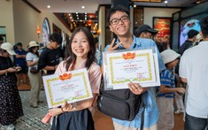 Học sinh xuất sắc háo hức cầm giấy khen đi chơi miễn phí Bà Nà