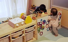 Bố mẹ mua nhiều thứ này, cứ nghĩ là tốt nhưng lại làm ảnh hưởng đến sự phát triển IQ lẫn EQ của trẻ