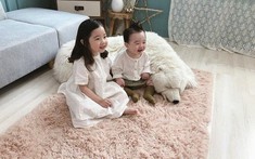 Đến tuổi tách ngủ riêng, mẹ có nên để bé ngủ cùng anh chị lớn trong nhà?