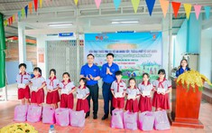 Đoàn công tác keo nha cai com truc tiep bong da Đoàn Tp. Hồ Chí Minh thăm, động viên chiến sĩ tình nguyện kỳ nghỉ hồng và Mùa hè xanh tại huyện Củ Chi