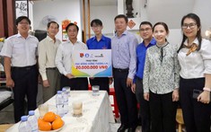Trao học bổng “Vững bước tương lai” cho các thủ khoa vượt khó