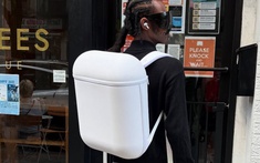 Độc lạ balo hình AirPods