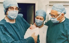 Em bé ống nghiệm đầu tiên trên thế giới ra đời: Cú sốc y học năm 1978 và hành trình thay đổi vận mệnh hàng triệu gia đình