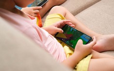 Bé trai 13 tuổi mắc gan nhiễm mỡ vì nghiện chơi điện thoại