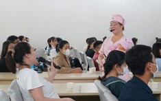 Lớp học tiền sản “Hướng dẫn tắm bé” tại Bệnh viện Phụ sản MêKông: Trang bị kỹ năng chăm sóc bé yêu cho ba mẹ trước ngày vượt cạn
