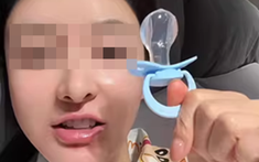 Trào lưu người lớn ngậm núm ti giả đi ngủ gây sốt mạng xã hội Trung Quốc