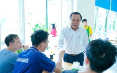 Giám đốc Đại học Quốc gia thành phố Hồ Chí Minh ăn trưa tại bếp ăn chia sẻ để cùng sẻ chia với sinh viên