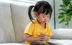Bé 1 tháng tuổi suýt mất mạng vì bố mẹ tự chữa bệnh tiêu chảy cho con theo "bài thuốc dân gian truyền miệng"