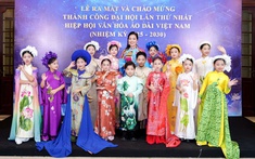 Sân khấu Nhà hát Lớn lắng đọng với “Thì Thầm Hoa Sen” của NTK Cao Thu Vân
