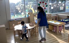 Bé trai liên tục mang đồ chơi đắt tiền đến lớp, cô giáo kiểm tra thì phát hiện bí mật động trời của gia đình