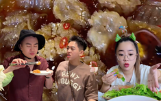 Bỏ ra 8 triệu chỉ để ăn vài miếng sứa đầu đạn đang hot: Vừa đắt mà lại chả có vị gì đặc biệt!