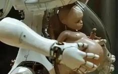 Robot mang thai hình người đầu tiên trên thế giới gây tranh cãi ở Trung Quốc