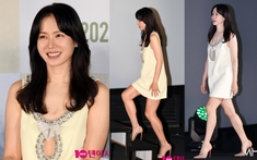 Son Ye Jin không hề nao núng khi diện đầm "hở trên ngắn dưới"