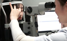 Từ kính cận “dày như đáy chai” đến “tầm nhìn xa trên 10km”, Miha Chan hé lộ hành trình cứu mắt đầy gian nan