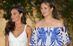 Công chúa Leonor gây sốt khi mượn váy của Vương hậu Letizia cho màn ra mắt hoàng gia đặc biệt