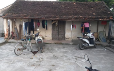 Câu chuyện đằng sau bức ảnh căn nhà dột nát khiến ngàn người rưng rưng: "Người ta bảo nhà anh bong da truc tiep xoi lac bằng cái chuồng heo nhà em"
