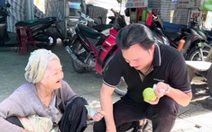 Nam NSƯT về nước, gặp một bà cụ ở vỉa hè tuyên bố luôn: "Con mua hết cho cụ"