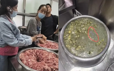 Đột kích căng tin của 1 trường tiểu học, phát hiện hơn 35kg thịt lợn chuyển sang màu xanh lá, bốc mùi hôi thối