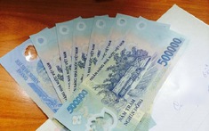 Chồng đưa tôi phong bì "tiền tiết kiệm", nhưng khi mở ra tôi chỉ thấy một sự thật