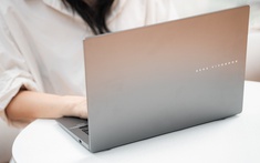 Chiếc laptop của dân văn phòng: Mỏng nhẹ, pin lâu, xử lý AI mạnh mẽ