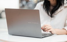 Tân sinh viên mua laptop này thì chuẩn bài: Pin lâu, mỏng nhẹ, lại có cả “ChatGPT” chạy offline