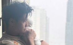Ngô Thanh Vân khoe Huy Trần khéo chăm con, lần đầu làm bố mà vỗ ợ hơi cho ái nữ cực chuẩn