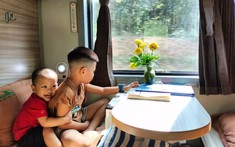 Chuyến xê dịch từ Hà Nội đến Tuy Hòa bằng tàu hỏa của 2 em bé: Đầy trải nghiệm mới mẻ, xinh xẻo và đáng nhớ