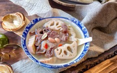 Khi nấu canh củ sen, 99% mọi người sai lầm vì thao tác này: Sửa ngay để món canh ngọt ngon mà không bị thâm đen