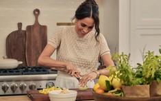 Ra mắt thương hiệu As Ever, Meghan Markle lại vấp lỗi kỹ thuật đến "bọ bò trên bánh" khiến dư luận dậy sóng