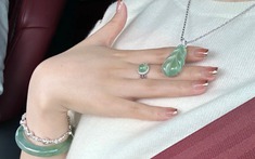 Ngoài 40 tuổi, tôi tăng vẻ sang trọng bằng cách dùng vòng phỉ thúy