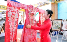 NTK Cao Thu Vân mang áo dài thêu tay đến Triển lãm 80 năm thành tựu đất nước