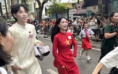 Hòa truc tiep bong da vtv6 "khoe thể lực" trong buổi tổng duyệt diễu binh nhưng đôi guốc trên tay Đức Phúc mới là tâm điểm
