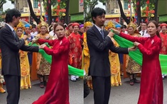 Khoảnh khắc tương tác giữa Đen Vâu - Hoàng Thùy Linh tại tổng duyệt diễu hành: Nhìn qua biết ngay ai là "nóc nhà"