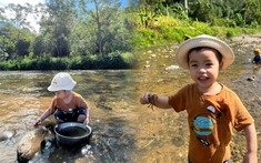 Cho "trai phố" về quê đi mò cua bắt ốc, lăn lộn giữa thiên nhiên, mẹ bỉm ở Hà Nội có cách dạy con trải nghiệm sống thú vị